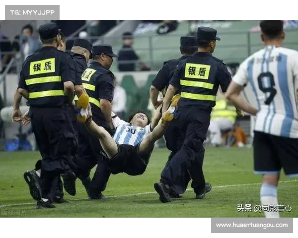梅西遭遇球迷冲突翻越广告牌现场劝和显人性关怀 梅西遭遇球迷冲突翻越广告牌现场劝和显人性关怀