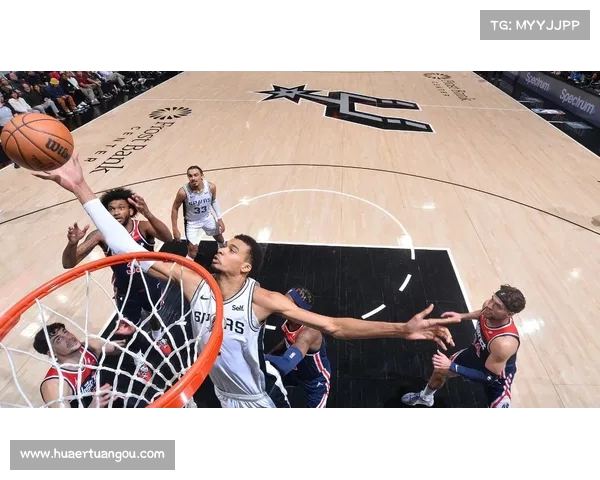 巴特勒完美过人东契奇上篮得分瞬间引爆全场激情 巴特勒完美过人东契奇上篮得分瞬间引爆全场激情