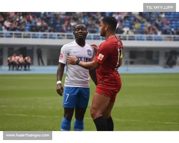 阿奇姆彭头球破门 钟义浩精准传中助力进攻精彩瞬间 阿奇姆彭头球破门 钟义浩精准传中助力进攻精彩瞬间